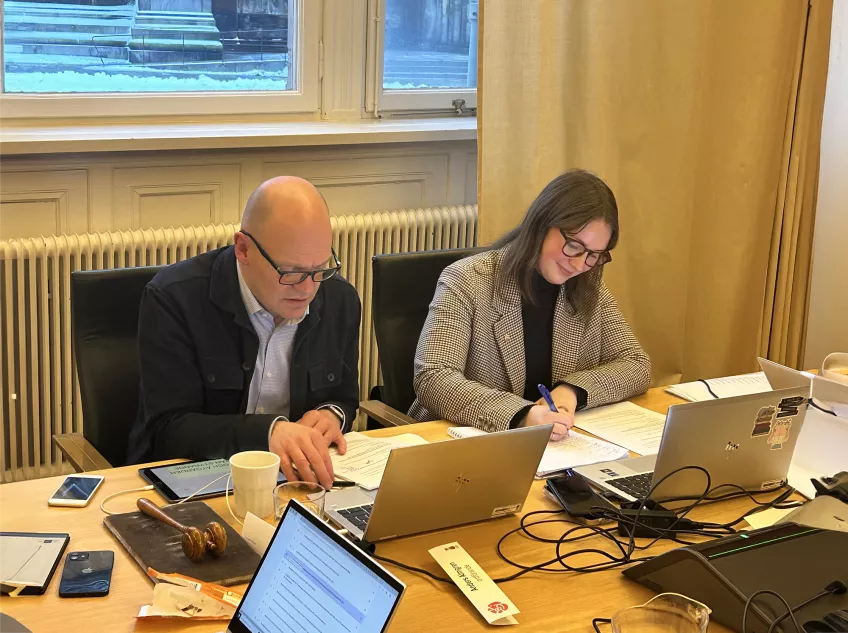 Emma and Anders Almgren, Chairman of the Municipal Board, during a meeting with the Municipal Board. Photo. 
